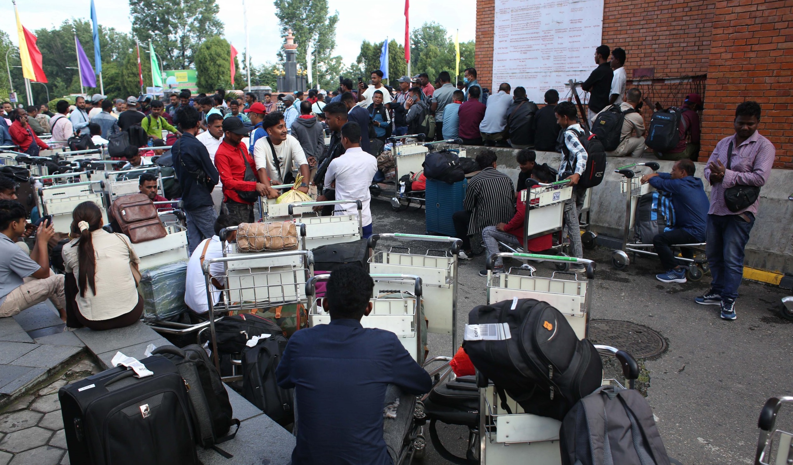 उड्न थाले विमानस्थलमा अलपत्र परेका यात्रु