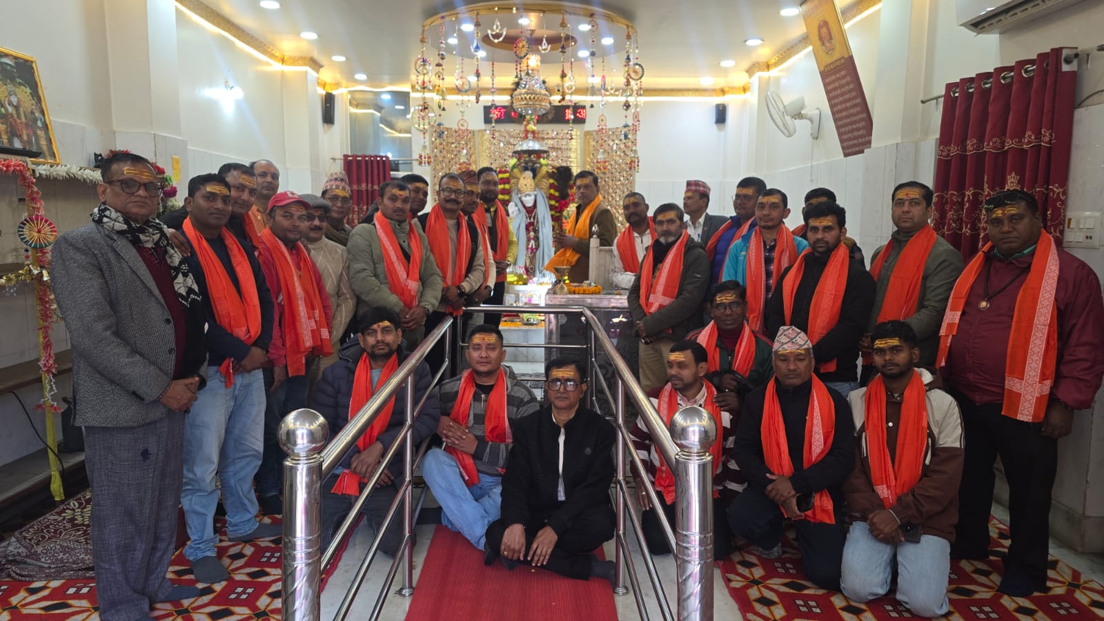 मकर संक्रान्ति कोे उपलक्ष्यमा सिरडी साई मन्दिर सेवा ट्रस्टको आयोजनामा हिन्दू पत्रकार संघ नेपालका केन्द्रीय कार्य समितिलाई एक भव्य तथा सम्मानपूर्ण समारोहका बीच विशेष सम्मान प्रदान गरिएको छ।