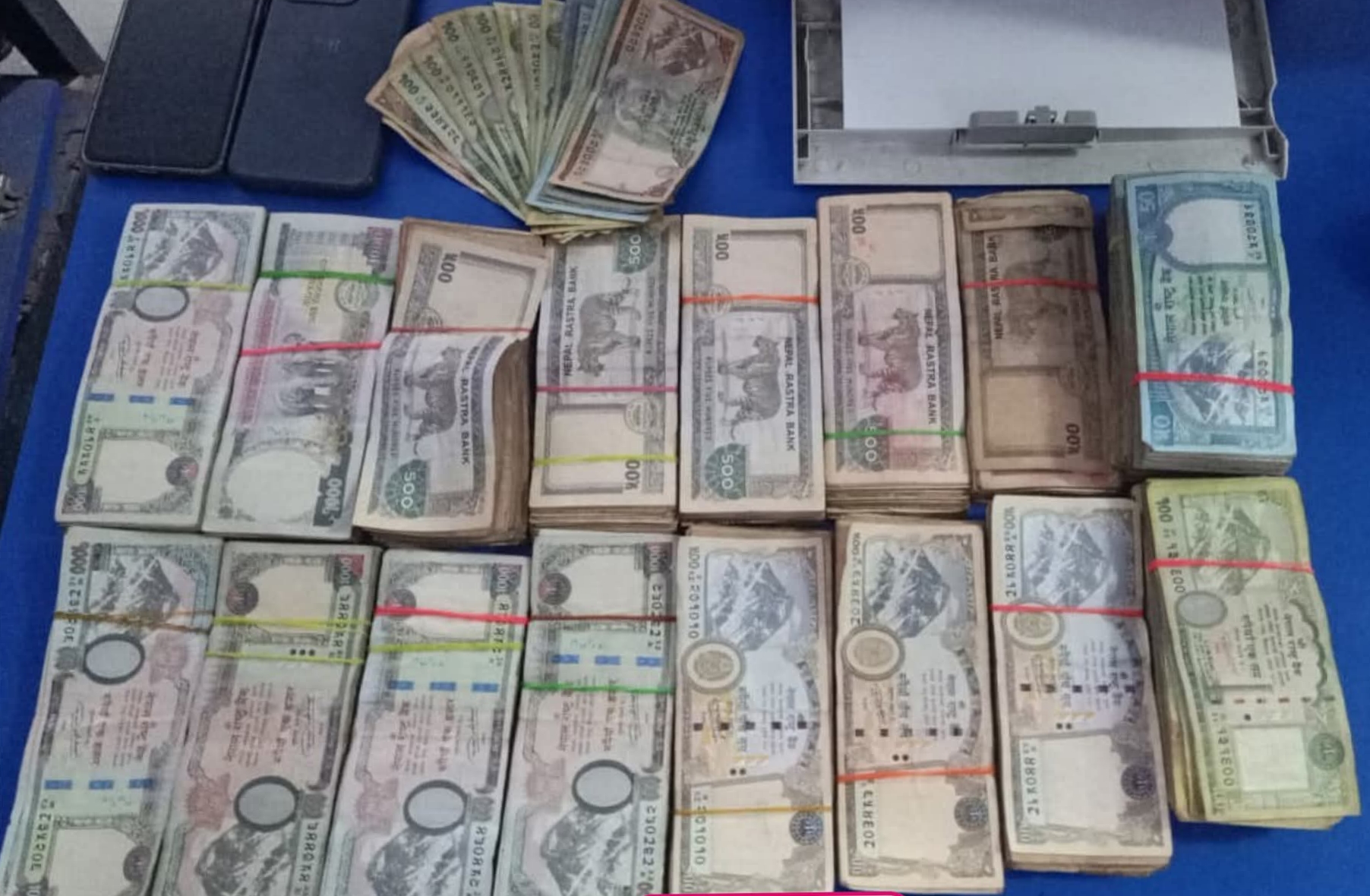 पर्सामा हुण्डीको १० लाख बढी रकम सहित तीन जना युवक पक्राउ।